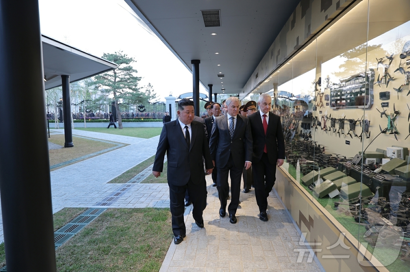 (평양 노동신문=뉴스1) = 북한 노동당 기관지 노동신문은 27일 김정은 당 총비서가 러시아 대표단과 러시아 파병군을 기리기 위해 건설한 해외군사작전 전투위훈기념관을 찾아 전사자들 …