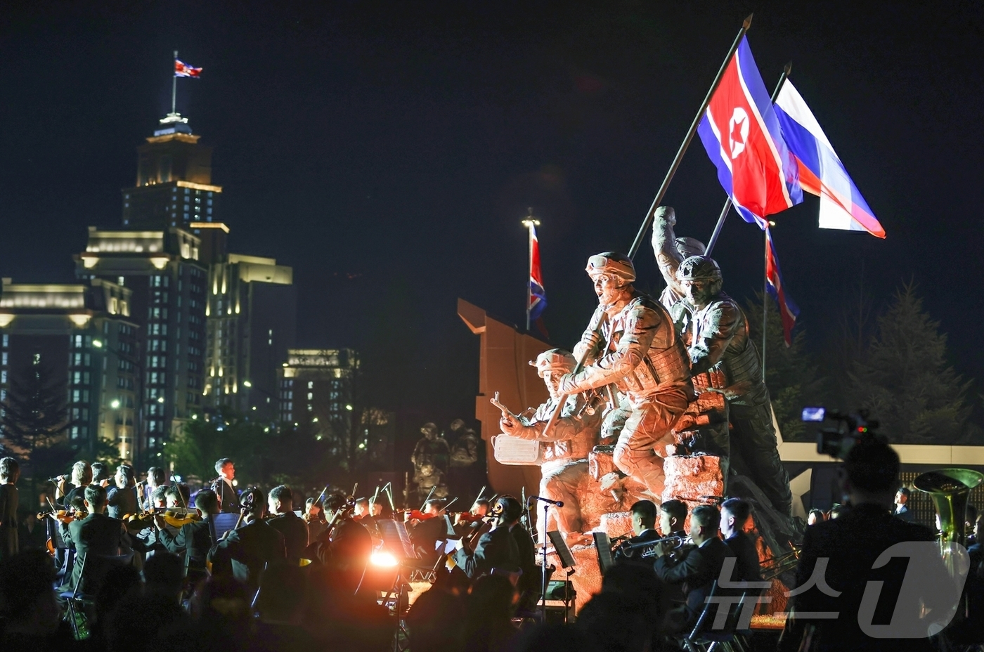 (평양 노동신문=뉴스1) = 북한 노동당 기관지 노동신문은 27일 러시아 파병 군인들을 위한 추모 음악회 '조국의 별들'이 4월 26일 저녁 해외군사작전 전투위훈기념관 야외에서 진 …