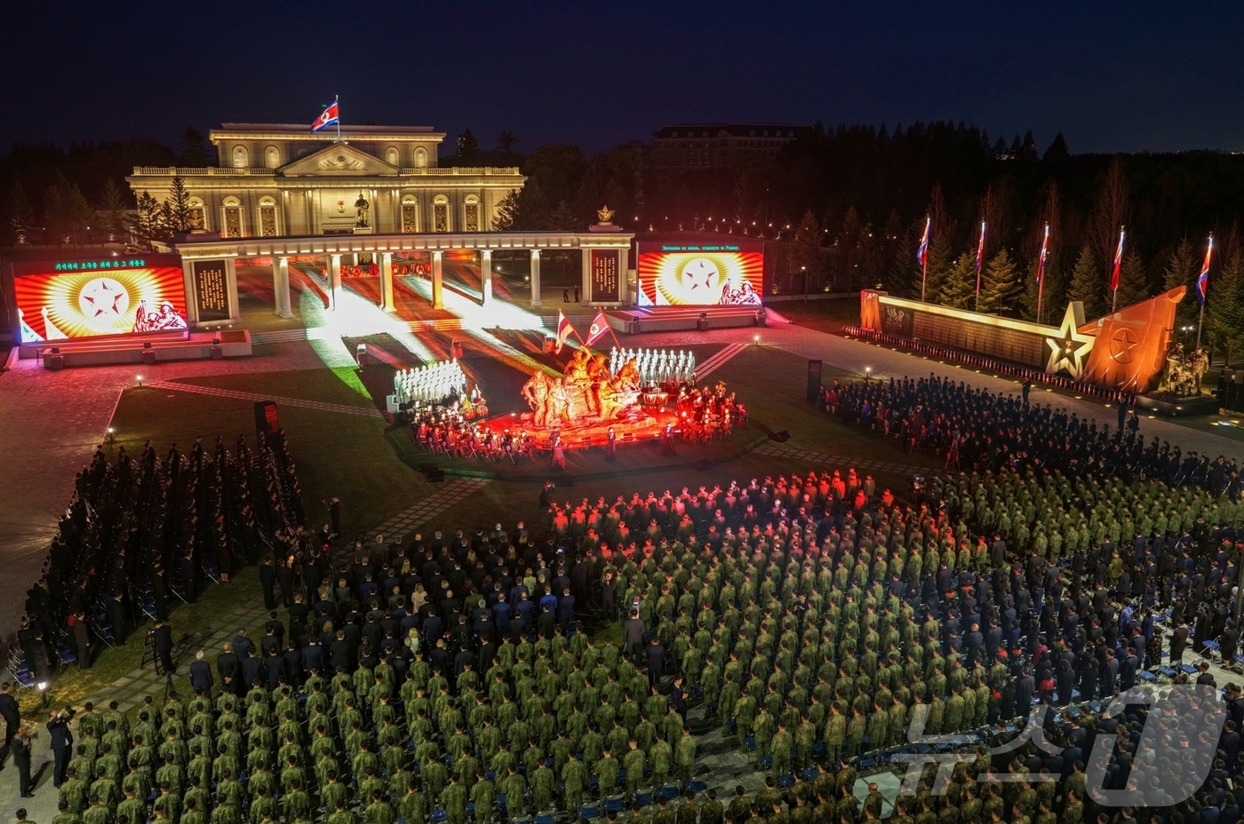 (평양 노동신문=뉴스1) = 북한 노동당 기관지 노동신문은 27일 러시아 파병 군인들을 위한 추모 음악회 '조국의 별들'이 4월 26일 저녁 해외군사작전 전투위훈기념관 야외에서 진 …