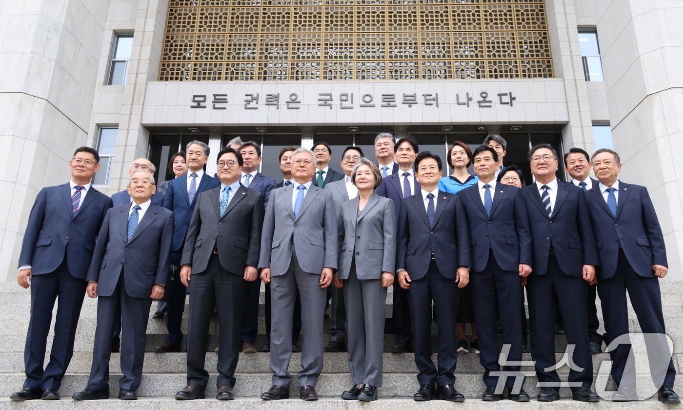 (서울=뉴스1) 김도우 기자 = 우원식 국회의장이 27일 서울 여의도 국회 본청 정현관에서 4.27 판문점선언 8주년 기념식에 참석한 문재인 전 대통령 내외를 비롯한 참석자들과 기 …