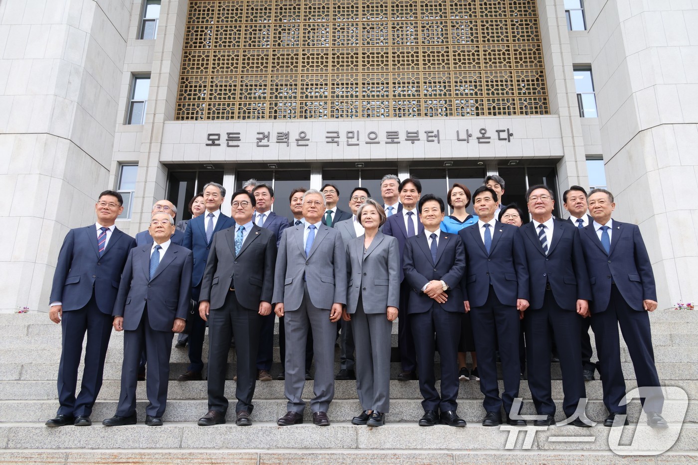 (서울=뉴스1) 김도우 기자 = 우원식 국회의장이 27일 서울 여의도 국회 본청 정현관에서 4.27 판문점선언 8주년 기념식에 참석한 문재인 전 대통령 내외를 비롯한 참석자들과 기 …