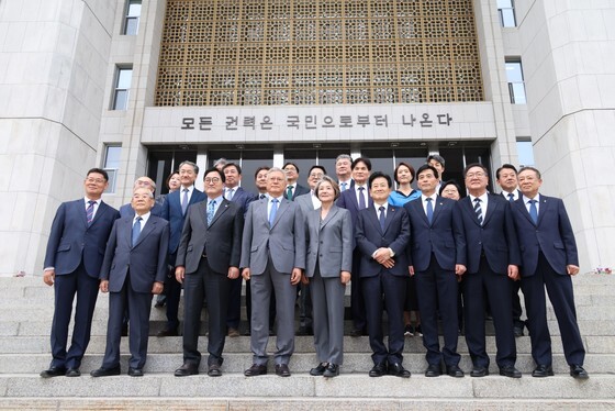 국회 정현관 앞 기념촬영 하는 우원식 국회의장과 문재인 전 대통령