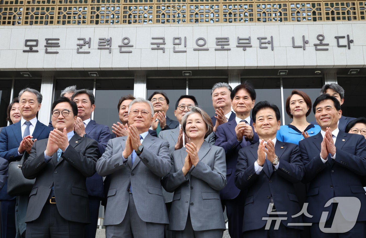 (서울=뉴스1) 김도우 기자 = 우원식 국회의장이 27일 서울 여의도 국회 본청 정현관에서 4.27 판문점선언 8주년 기념식에 참석한 문재인 전 대통령 내외를 비롯한 참석자들과 기 …