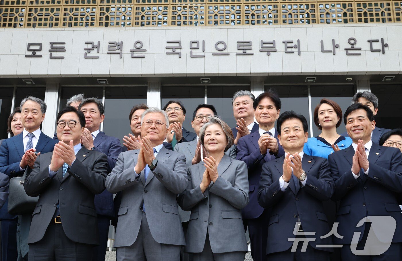 본문 이미지 - 우원식 국회의장이 27일 서울 여의도 국회 본청 정현관에서 4.27 판문점선언 8주년 기념식에 참석한 문재인 전 대통령 내외를 비롯한 참석자들과 기념촬영을 하고 있다. (공동취재) 2026.4.27 ⓒ 뉴스1 김도우 기자