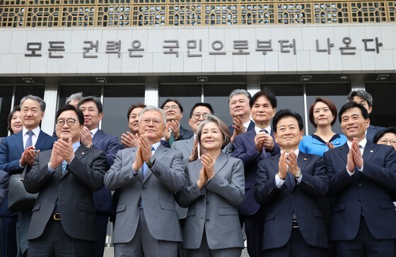국회 정현관 앞 기념촬영 하는 우원식 국회의장과 문재인 전 대통령