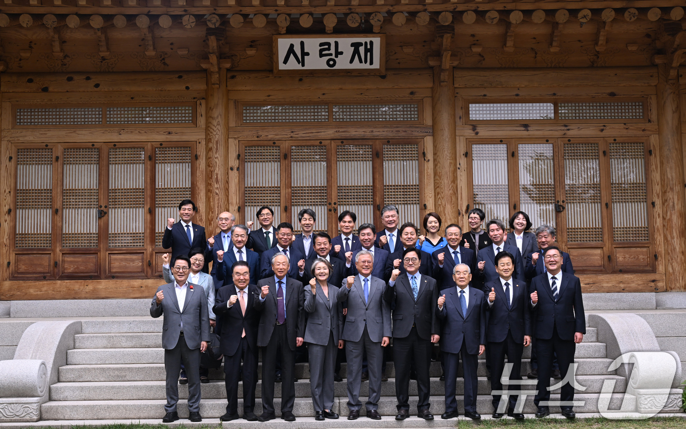 (서울=뉴스1) 김도우 기자 = 우원식 국회의장과 문재인 전 대통령이 27일 서울 여의도 국회에서 열린 4.27 판문점선언 8주년 행사를 위해 방문해사랑재에서 오찬 후 참석자들과 …