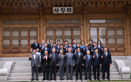 사랑재에서 기념촬영하는 우원식 국회의장과 문재인 전 대통령