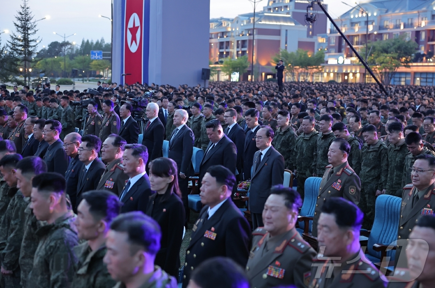 (평양 노동신문=뉴스1) = 북한 노동당 기관지 노동신문은 27일 러시아 파병 군인들을 위한 추모 음악회 '조국의 별들'이 4월 26일 저녁 해외군사작전 전투위훈기념관 야외에서 진 …