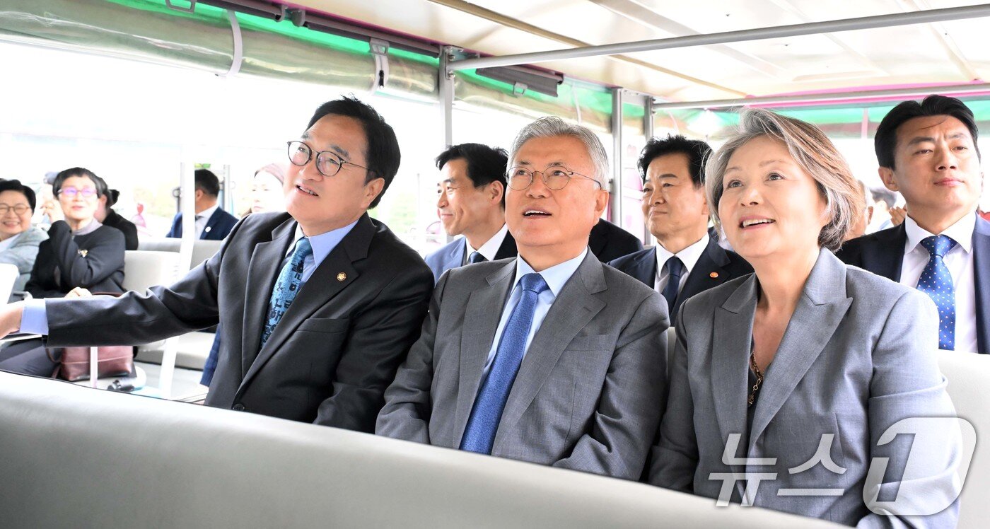 본문 이미지 - 우원식 국회의장이 27일 서울 여의도 국회 본청 정현관에서 4.27 판문점선언 8주년 기념식에 참석한 문재인 전 대통령 내외를 비롯한 참석자들에게 정현관에 설치된 문구에 대해 설명을 하고 있다. (공동취재) 2026.4.27 ⓒ 뉴스1 김도우 기자