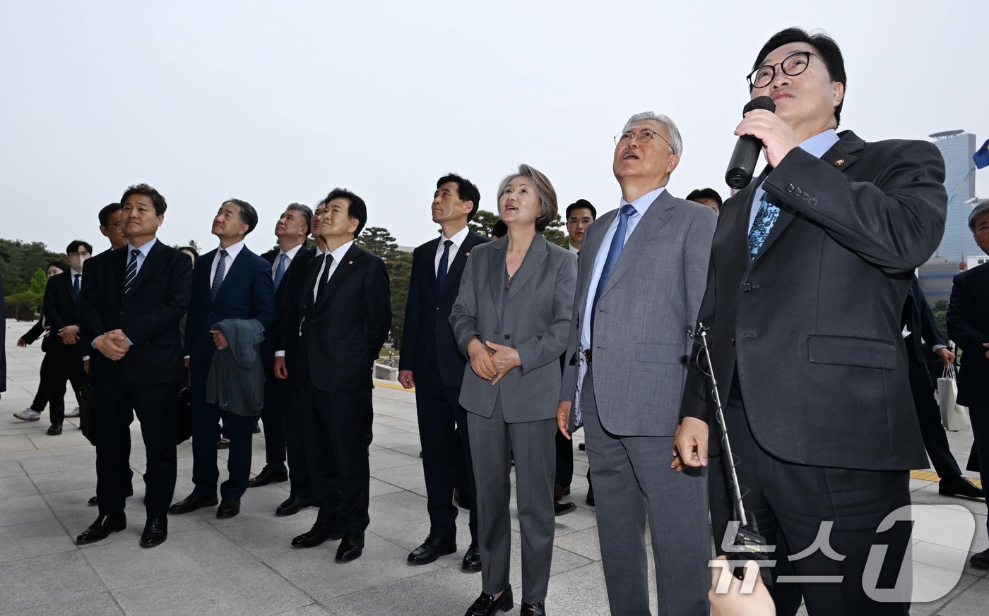 (서울=뉴스1) 김도우 기자 = 우원식 국회의장이 27일 서울 여의도 국회 본청 정현관에서 4.27 판문점선언 8주년 기념식에 참석한 문재인 전 대통령 내외를 비롯한 참석자들에게 …