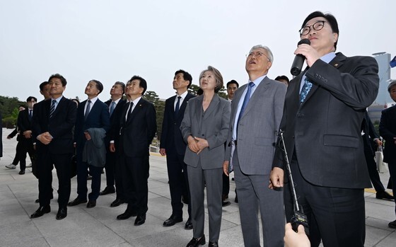 우원식 국회의장 설명 듣는 문재인 전 대통령