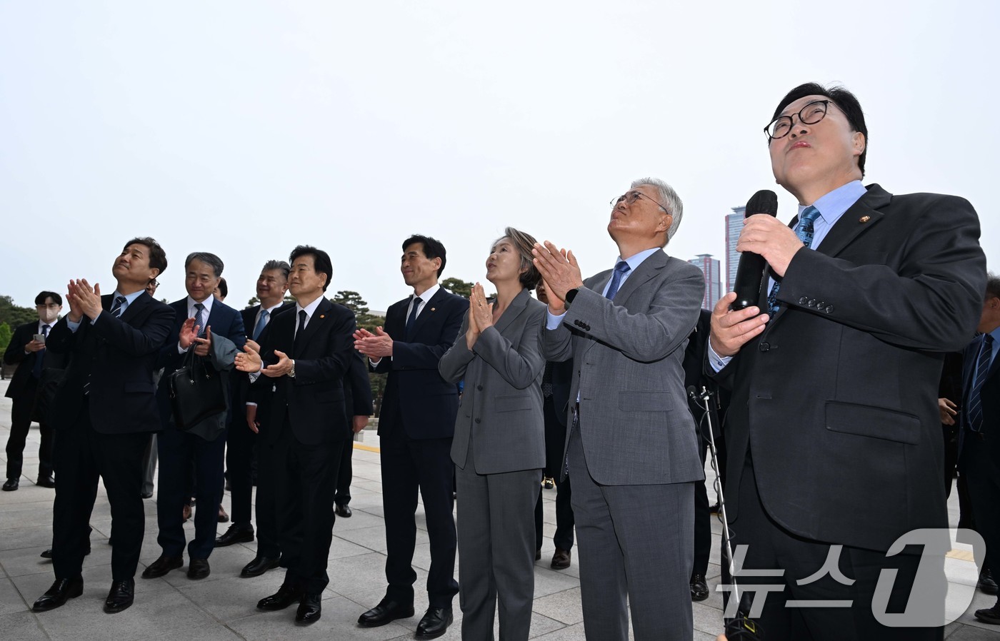 (서울=뉴스1) 김도우 기자 = 우원식 국회의장이 27일 서울 여의도 국회 본청 정현관에서 4.27 판문점선언 8주년 기념식에 참석한 문재인 전 대통령 내외를 비롯한 참석자들에게 …