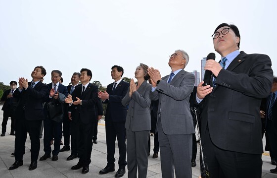 우원식 국회의장 설명 듣는 문재인 전 대통령