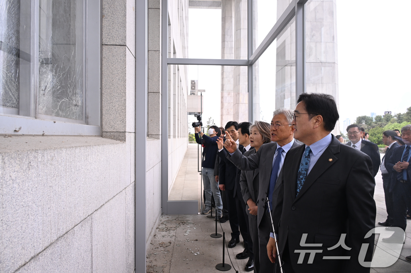 (서울=뉴스1) 김도우 기자 = 문재인 전 대통령이 27일 4.27 판문점선언 8주년 행사를 위해 국회를 방문해 우원식 국회의장과 사랑재에서 오찬 후 참석자들과 국회 주요 시설을 …