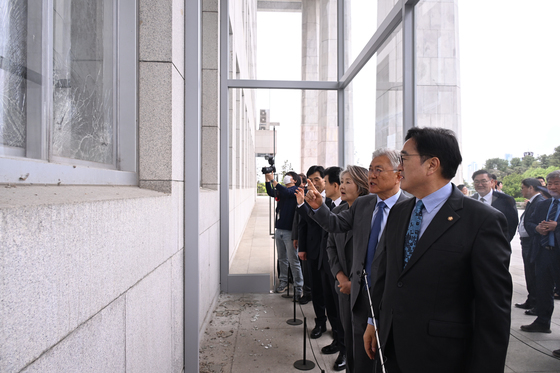 우원식 국회의장 설명 듣는 문재인 전 대통령