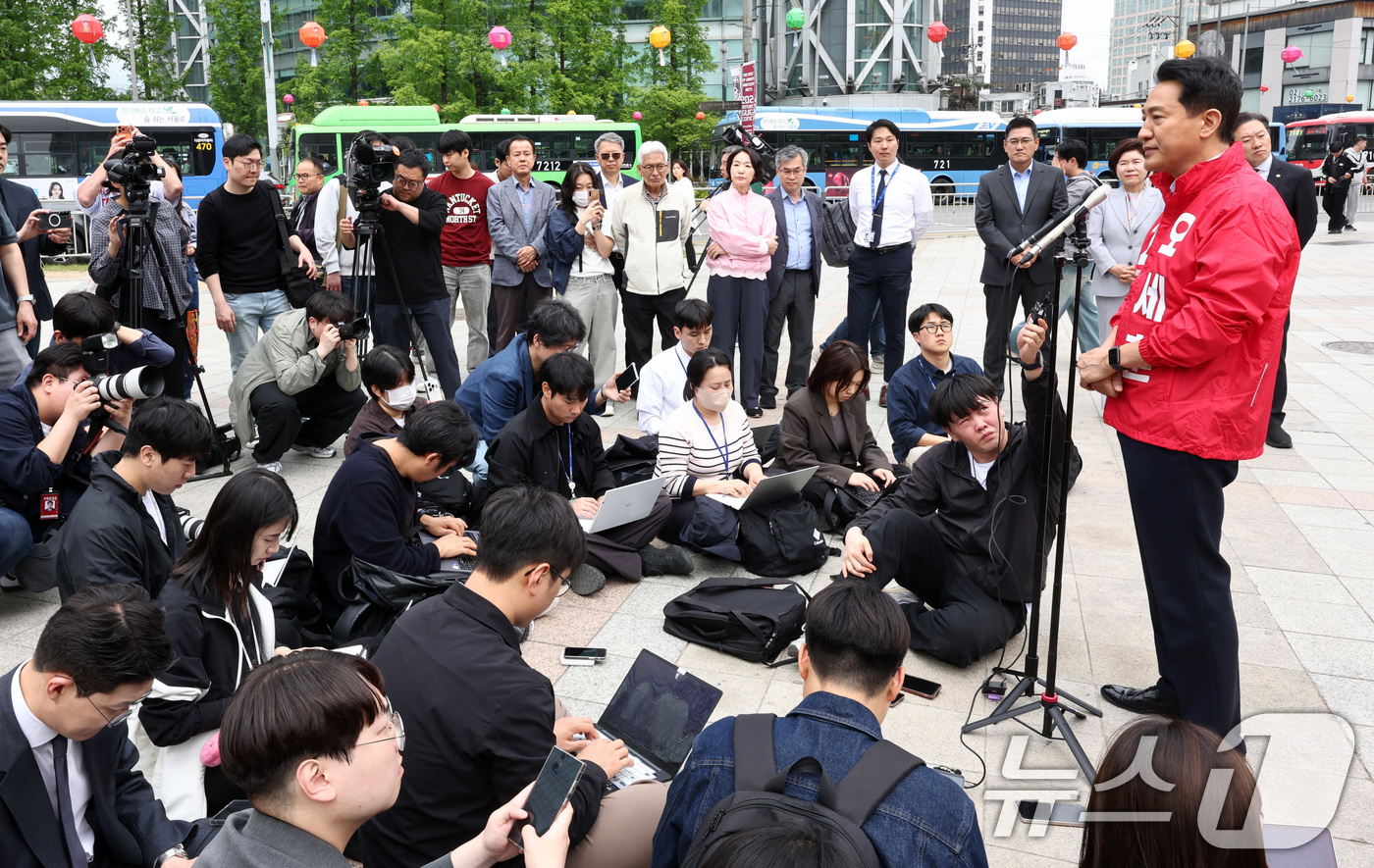 (서울=뉴스1) 최지환 기자 = 6.3 지방선거 서울시장 예비후보자 등록을 마친 오세훈 국민의힘 후보가 27일 서울 종로구 보신각 앞에서 출마 기자회견을 하고 있다. 2026.4. …