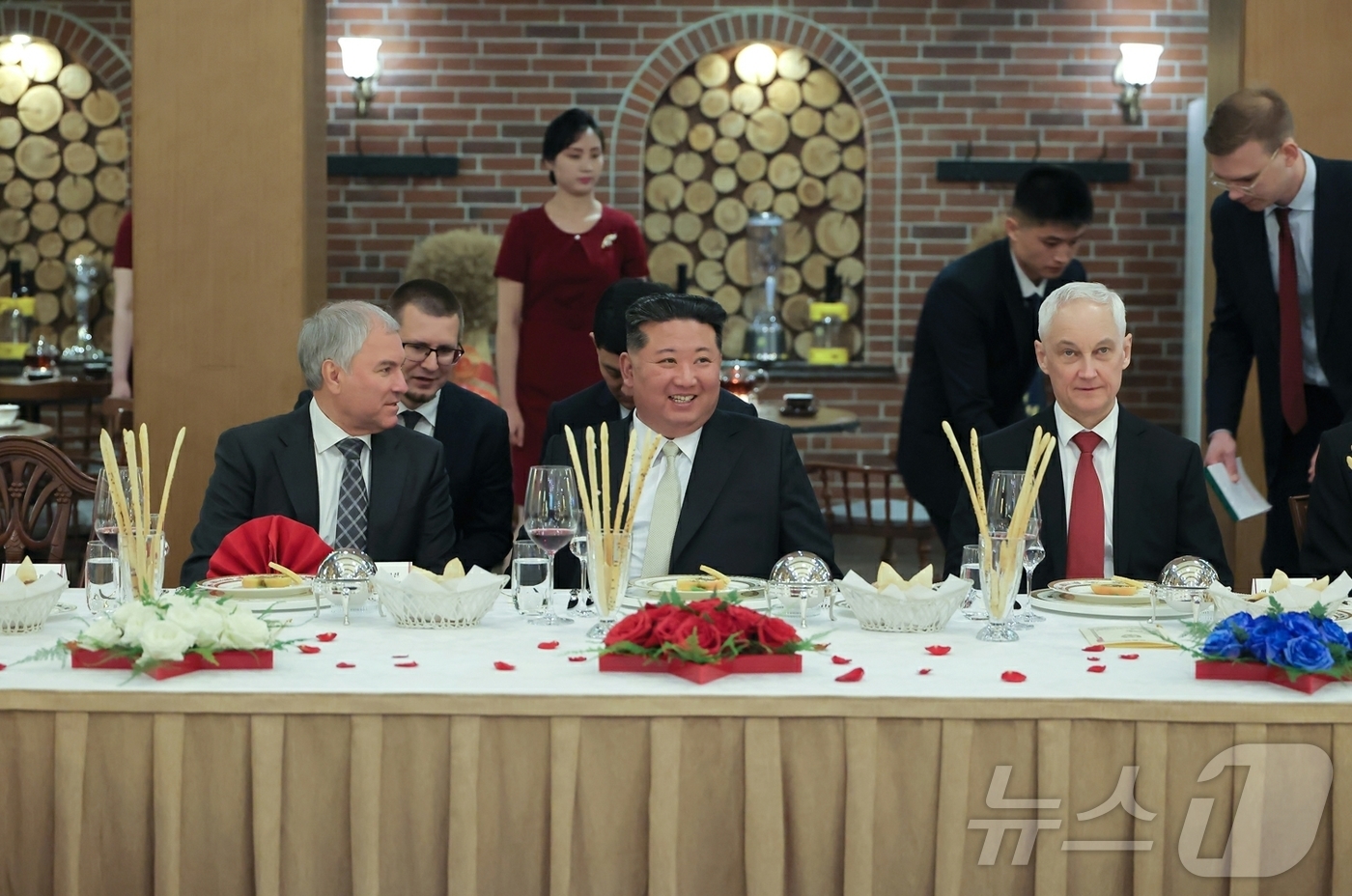 (평양 노동신문=뉴스1) = 북한 노동당 기관지 노동신문은 27일 "해외군사작전 전투위훈기념관 준공식에 참가한 뱌체슬라브 볼로딘 러시아 국가회의(하원) 의장과 안드레이 벨로우소프 …