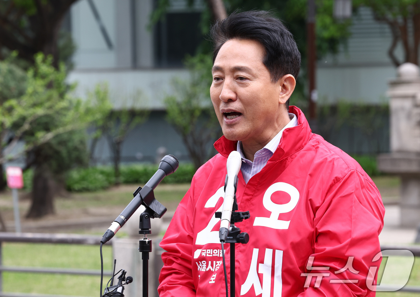 (서울=뉴스1) 최지환 기자 = 6.3 지방선거 서울시장 예비후보자 등록을 마친 오세훈 국민의힘 후보가 27일 서울 종로구 보신각 앞에서 출마 기자회견을 하고 있다. 2026.4. …