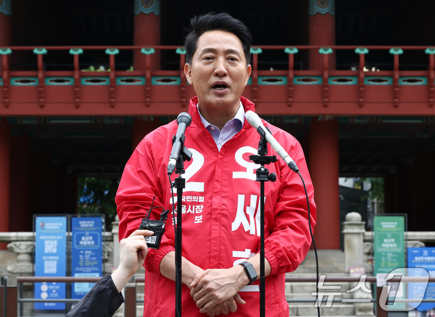 (서울=뉴스1) 최지환 기자 = 6.3 지방선거 서울시장 예비후보자 등록을 마친 오세훈 국민의힘 후보가 27일 서울 종로구 보신각 앞에서 출마 기자회견을 하고 있다. 2026.4. …
