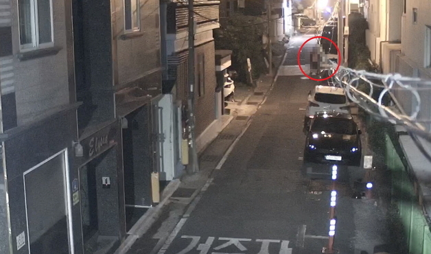 '매의 눈'…울산 중구 CCTV관제센터 한밤 차문 열려는 남성 포착