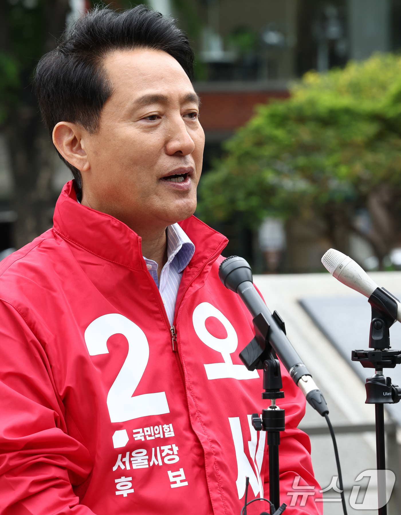 (서울=뉴스1) 최지환 기자 = 6.3 지방선거 서울시장 예비후보자 등록을 마친 오세훈 국민의힘 후보가 27일 서울 종로구 보신각 앞에서 출마 기자회견을 하고 있다. 2026.4. …