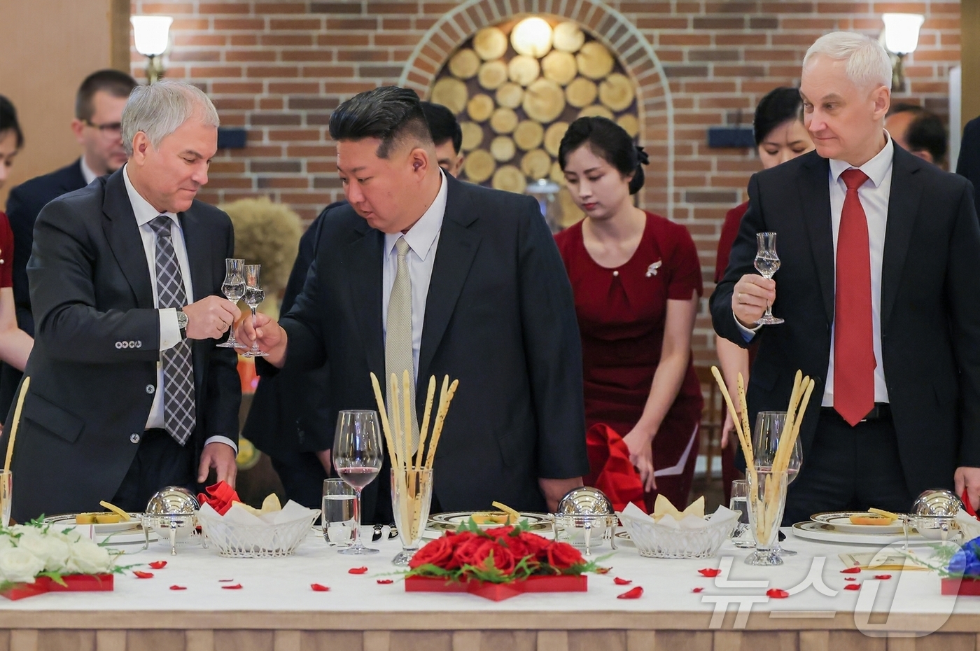 (평양 노동신문=뉴스1) = 북한 노동당 기관지 노동신문은 27일 "해외군사작전 전투위훈기념관 준공식에 참가한 뱌체슬라브 볼로딘 러시아 국가회의(하원) 의장과 안드레이 벨로우소프 …