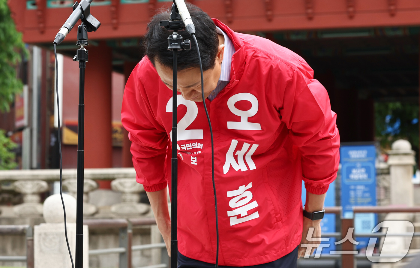 (서울=뉴스1) 최지환 기자 = 6.3 지방선거 서울시장 예비후보자 등록을 마친 오세훈 국민의힘 후보가 27일 서울 종로구 보신각 앞에서 출마 기자회견을 마치고 고개 숙여 인사하고 …