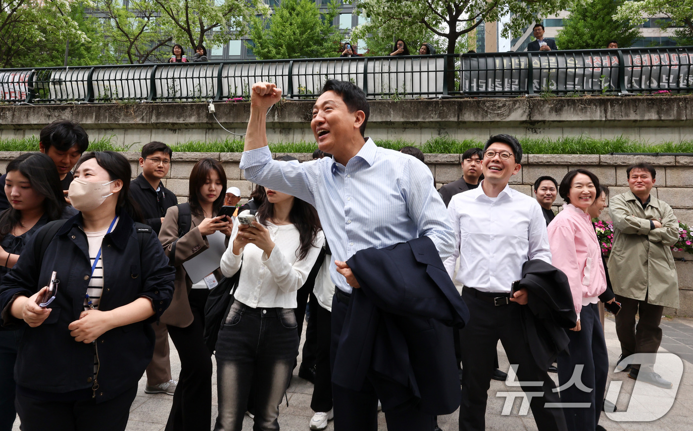 (서울=뉴스1) 최지환 기자 = 6.3 지방선거 서울시장 예비후보자 등록을 마친 오세훈 국민의힘 후보가 27일 오후 출마 기자회견을 위해 서울 종로구 보신각으로 이동하며 시민들과 …