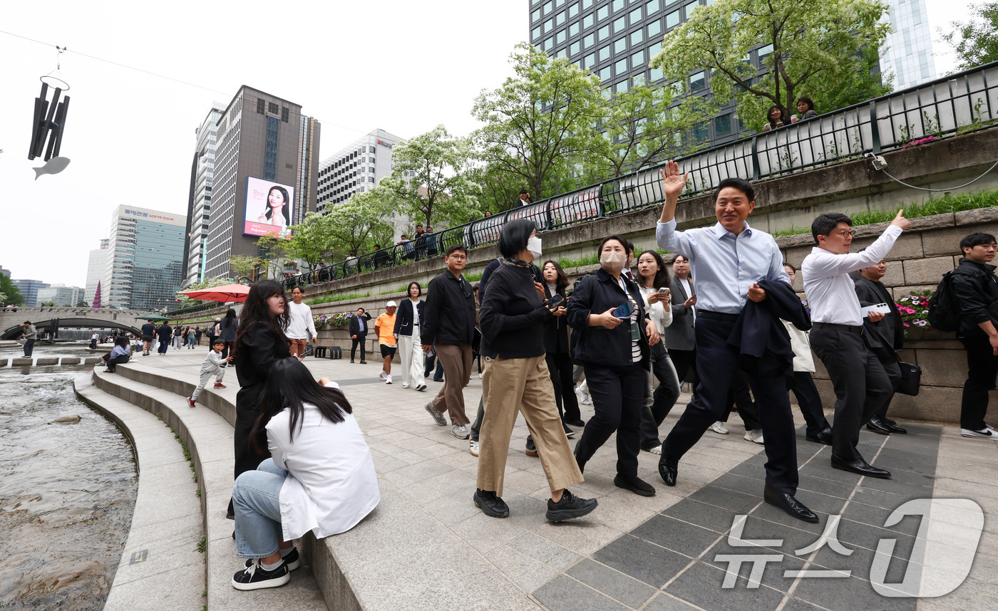 (서울=뉴스1) 최지환 기자 = 6.3 지방선거 서울시장 예비후보자 등록을 마친 오세훈 국민의힘 후보가 27일 오후 출마 기자회견을 위해 서울 종로구 보신각으로 이동하며 시민들과 …