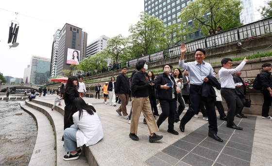 청게천 걸으며 시민들과 인사하는 오세훈 후보