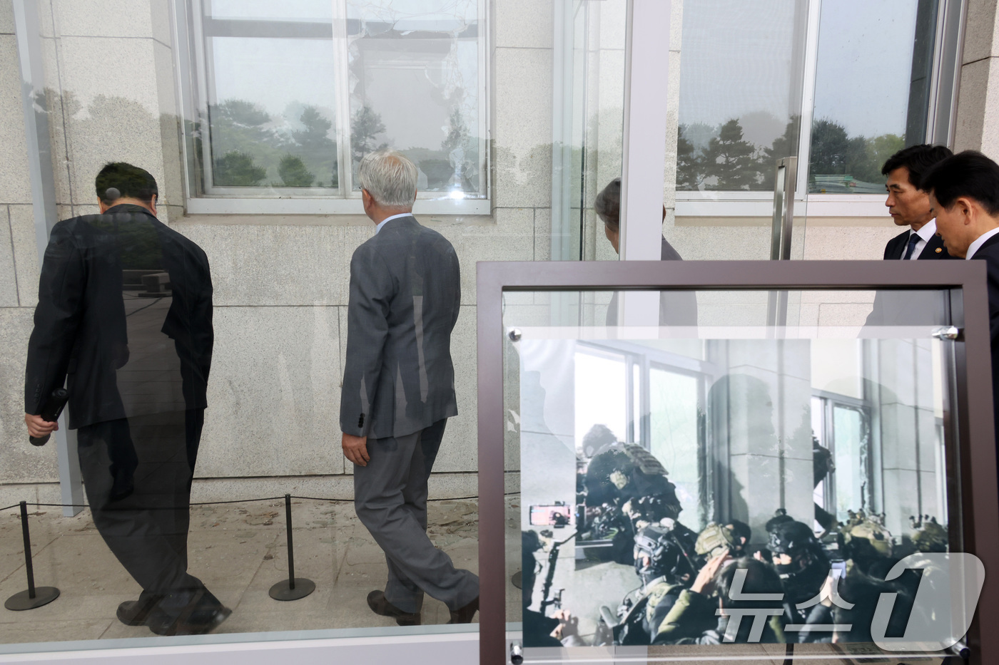 (서울=뉴스1) 김도우 기자 = 문재인 전 대통령이 27일 4.27 판문점선언 8주년 행사를 위해 국회를 방문해 우원식 국회의장과 사랑재에서 오찬 후 참석자들과 국회 주요 시설을 …