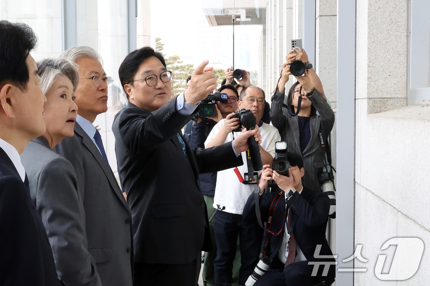 (서울=뉴스1) 김도우 기자 = 문재인 전 대통령이 27일 4.27 판문점선언 8주년 행사를 위해 국회를 방문해 우원식 국회의장과 사랑재에서 오찬 후 참석자들과 국회 주요 시설을 …