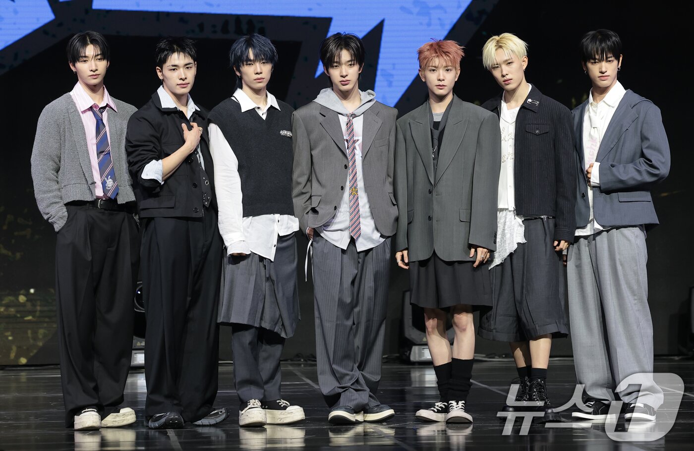 본문 이미지 - 그룹 NEXZ(넥스지) 유우(왼쪽부터)와 하루, 소건, 토모야, 유키, 휴이, 세이타가 27일 서울 용산구 한남동 블루스퀘어에서 가진 싱글 2집 'Mmchk(음츠크)' 쇼케이스에서 포즈를 취하고 있다. 2026.4.27 ⓒ 뉴스1 권현진 기자