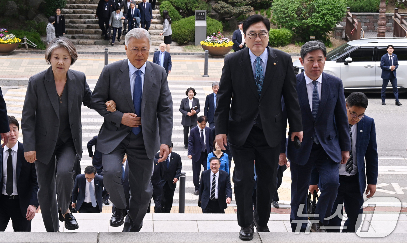 (서울=뉴스1) 김도우 기자 = 문재인 전 대통령이 27일 4.27 판문점선언 8주년 행사를 위해 국회를 방문해 우원식 국회의장과 사랑재에서 오찬 후 참석자들과 국회 주요 시설 관 …