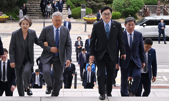 이동하는 우원식 국회의장과 문재인 전 대통령