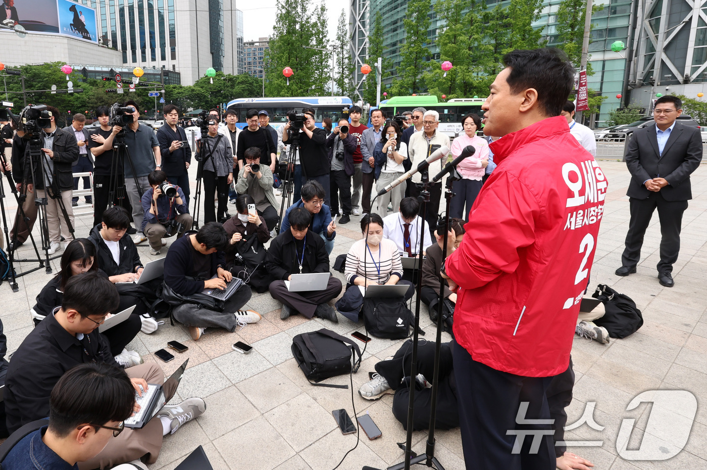 (서울=뉴스1) 최지환 기자 = 6.3 지방선거 서울시장 예비후보자 등록을 마친 오세훈 국민의힘 후보가 27일 서울 종로구 보신각 앞에서 출마 기자회견을 하고 있다. 2026.4. …