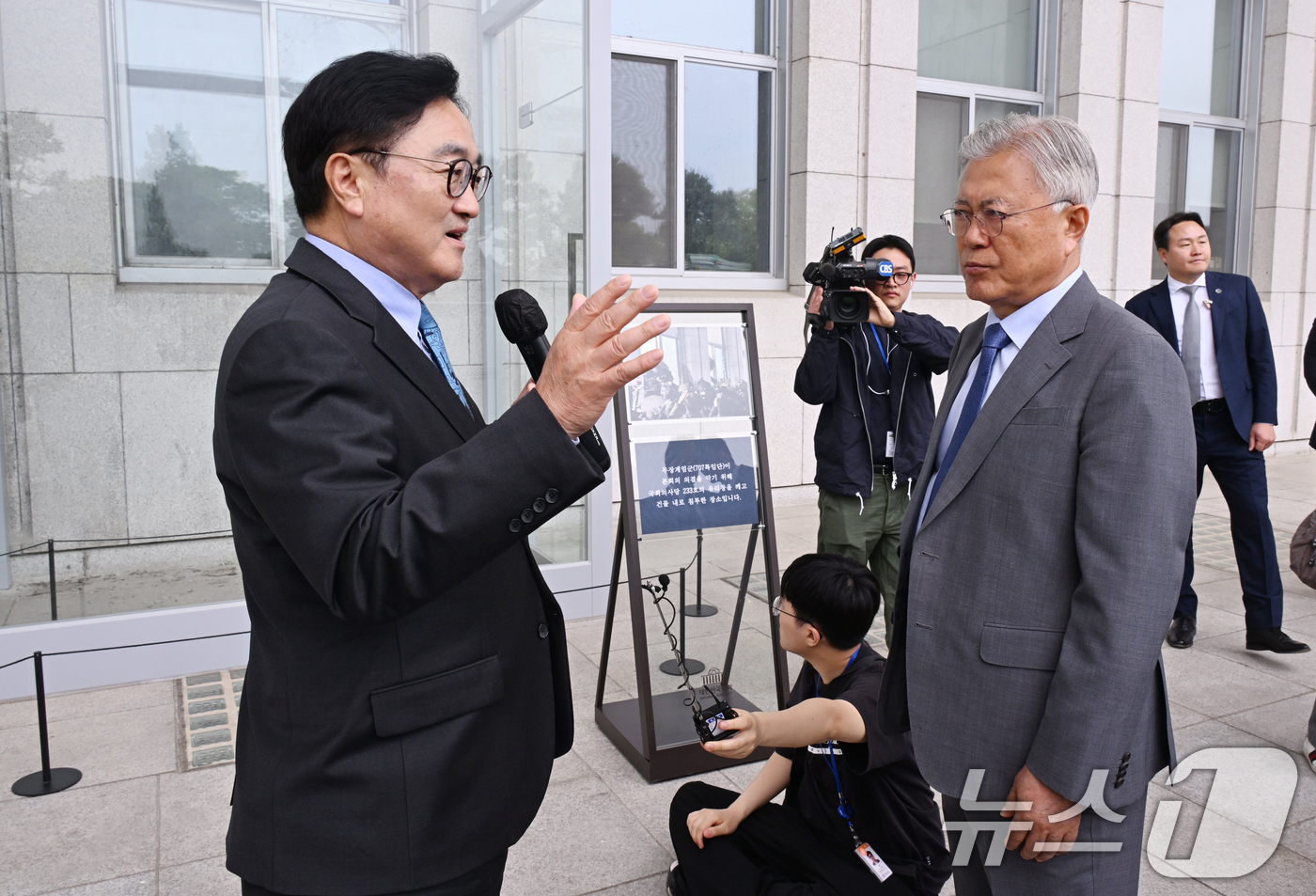 (서울=뉴스1) 김도우 기자 = 문재인 전 대통령이 27일 4.27 판문점선언 8주년 행사를 위해 국회를 방문해 우원식 국회의장과 사랑재에서 오찬 후 참석자들과 국회 주요 시설 관 …