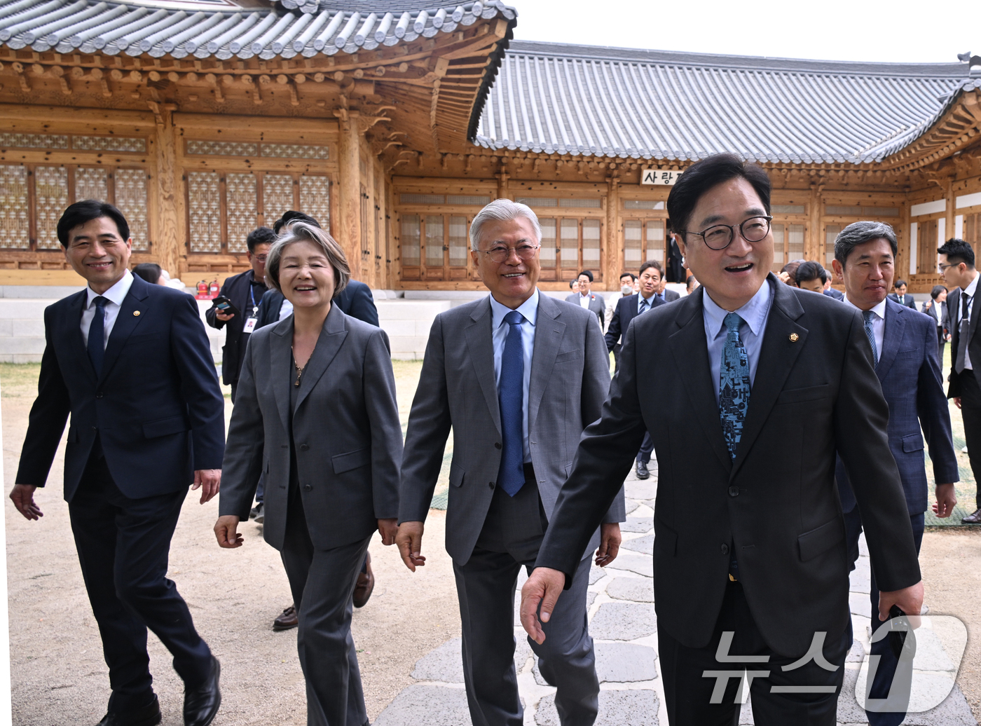 (서울=뉴스1) 김도우 기자 = 문재인 전 대통령이 27일 4.27 판문점선언 8주년 행사를 위해 국회를 방문해 우원식 국회의장과 사랑재에서 오찬 후 참석자들과 국회 주요 시설 관 …