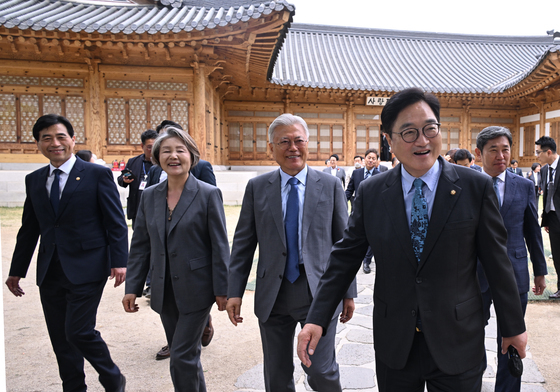 이동하는 우원식 국회의장과 문재인 전 대통령