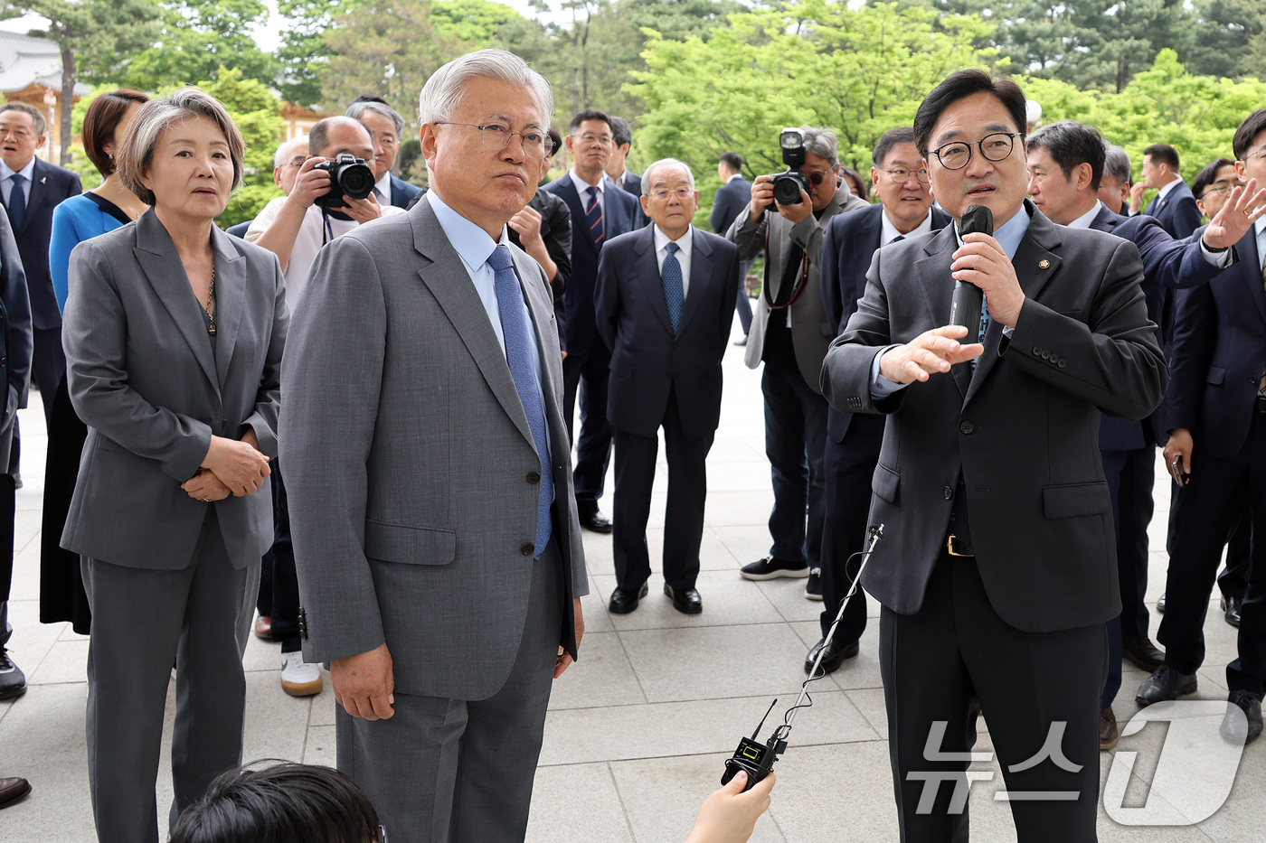 (서울=뉴스1) 김도우 기자 = 문재인 전 대통령이 27일 4.27 판문점선언 8주년 행사를 위해 국회를 방문해 우원식 국회의장과 사랑재에서 오찬 후 참석자들과 국회 주요 시설을 …