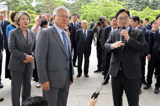 계엄 당시 설명듣는 문재인 전 대통령