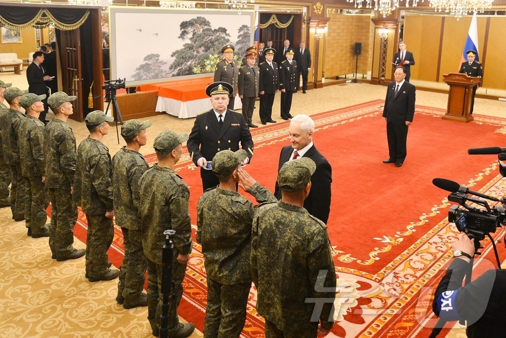 (평양 노동신문=뉴스1) = 북한 노동당 기관지 노동신문은 27일 러시아 대통령 정령에 따라 우크라이나의 군사적 강점으로부터 러시아의 영토를 해방하는데 특출한 공헌을 한 조선인민군 …