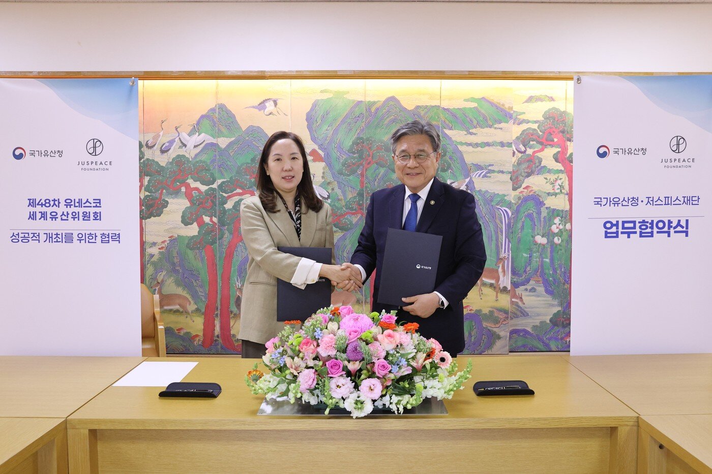 본문 이미지 - 오희영 저스피스재단 대표이사(왼쪽)과 허민 청장(국가유산청 제공)