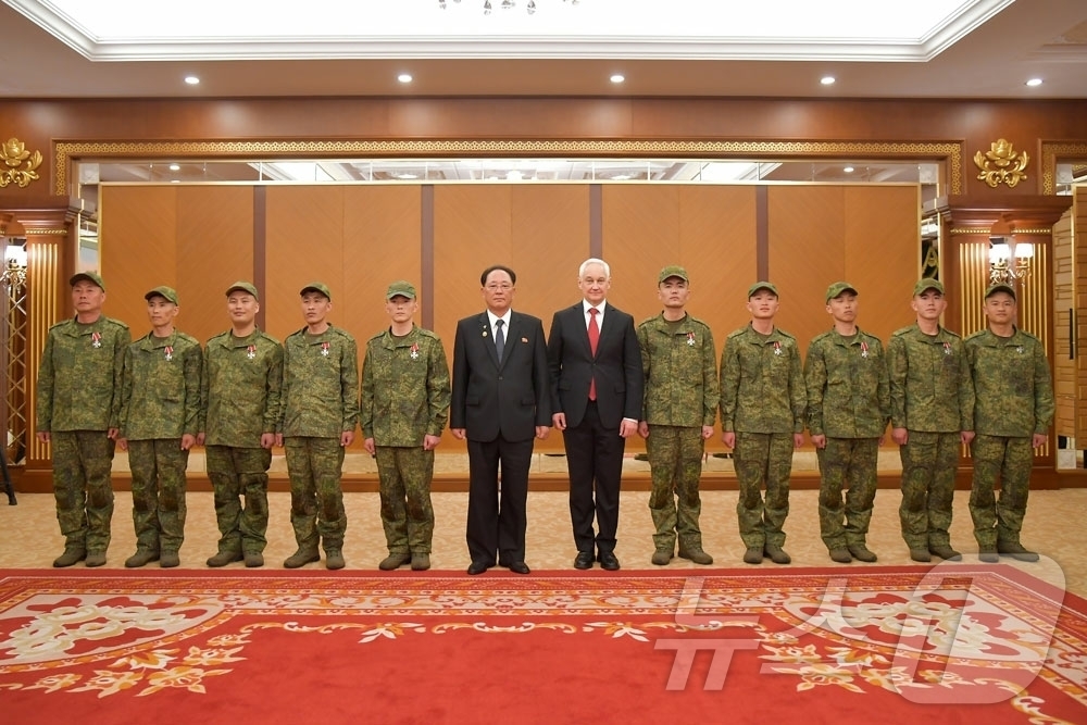 (평양 노동신문=뉴스1) = 북한 노동당 기관지 노동신문은 27일 러시아 대통령 정령에 따라 우크라이나의 군사적 강점으로부터 러시아의 영토를 해방하는데 특출한 공헌을 한 조선인민군 …