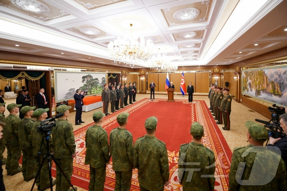 (평양 노동신문=뉴스1) = 북한 노동당 기관지 노동신문은 27일 러시아 대통령 정령에 따라 우크라이나의 군사적 강점으로부터 러시아의 영토를 해방하는데 특출한 공헌을 한 조선인민군 …