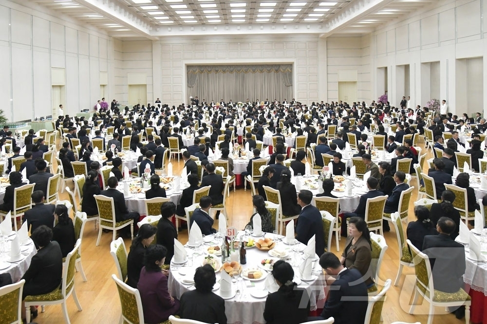 (평양 노동신문=뉴스1) = 북한 노동당 기관지 노동신문은 27일 국방성이 해외군사작전 전투위훈기념관 준공에 즈음해 26일 저녁 열사(전사자) 유가족들을 위한 위로연을 마련했다고 …