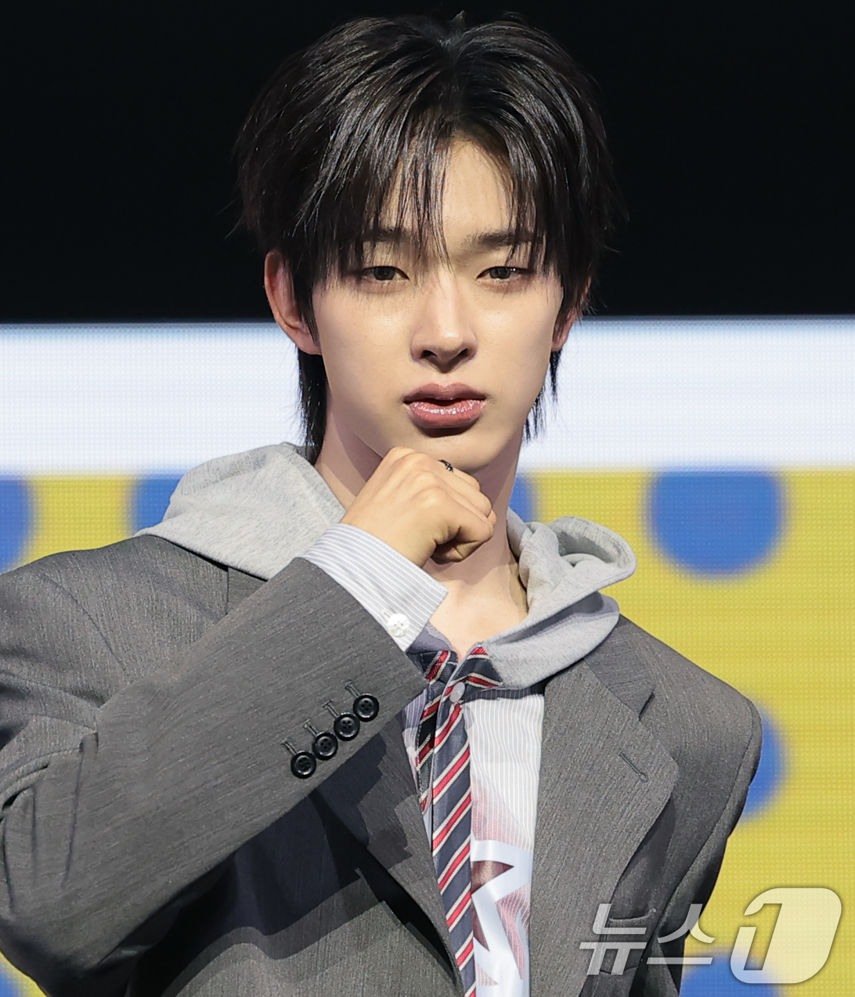 (서울=뉴스1) 권현진 기자 = 그룹 NEXZ(넥스지) 토모야가 27일 서울 용산구 한남동 블루스퀘어에서 가진 싱글 2집 'Mmchk(음츠크)' 쇼케이스에서 포즈를 취하고 있다. …