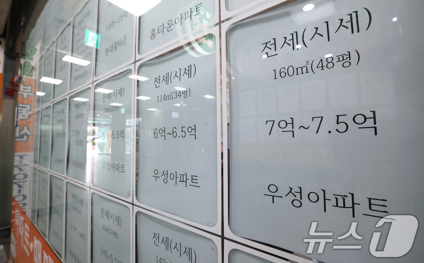 (서울=뉴스1) 임세영 기자 = 서울 전셋값이 가파르게 상승하고 있다.지난 26일 KB부동산이 발표한 4월 전국 주택가격 동향에 따르면 서울 평균 전세가격은 6억 8147만 원으로 …