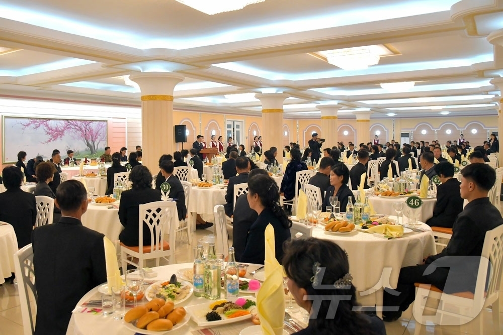 (평양 노동신문=뉴스1) = 북한 노동당 기관지 노동신문은 27일 국방성이 해외군사작전 전투위훈기념관 준공에 즈음해 26일 저녁 열사(전사자) 유가족들을 위한 위로연을 마련했다고 …