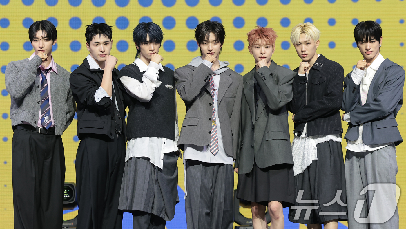 (서울=뉴스1) 권현진 기자 = 그룹 NEXZ(넥스지) 유우(왼쪽부터)와 하루, 소건, 토모야, 유키, 휴이, 세이타가 27일 서울 용산구 한남동 블루스퀘어에서 가진 싱글 2집 ' …
